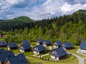 una vista aerea di un villaggio in montagna di Jabłonki Resort&Spa a Jabłonki