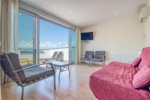 A television and/or entertainment centre at Gregal Atico Roses - Immo Barneda