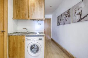 A kitchen or kitchenette at Gregal Atico Roses - Immo Barneda