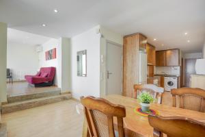 A kitchen or kitchenette at Gregal Atico Roses - Immo Barneda