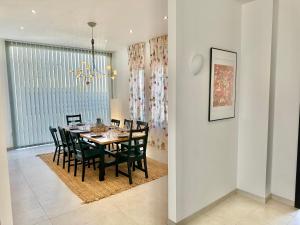 Aradhippou的住宿－Amazing Luxury Villa Larnaca，一间带桌椅的用餐室