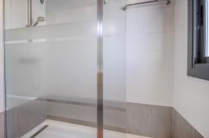 A bathroom at Gregal Atico Roses - Immo Barneda