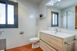 A bathroom at Gregal Atico Roses - Immo Barneda