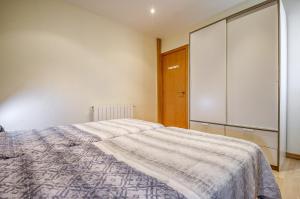 A bed or beds in a room at Gregal Atico Roses - Immo Barneda