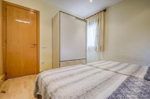 A bed or beds in a room at Gregal Atico Roses - Immo Barneda