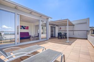 A balcony or terrace at Gregal Atico Roses - Immo Barneda