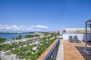 uitzicht op het strand vanaf het balkon van een resort bij Gregal Atico Roses - Immo Barneda in Roses