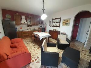 カステッランマーレ・デル・ゴルフォにあるVilla Noemyのソファとテーブルのあるリビングルーム
