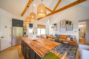 uma cozinha e sala de estar com um balcão de madeira em Family-Friendly Canyon Lake Rental with Hot Tub! em Canyon Lake