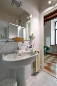 bagno con lavandino bianco e specchio di Residenza Accademia a Mantova