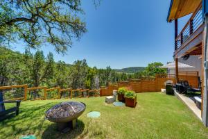 um quintal com uma fogueira na relva em Family-Friendly Canyon Lake Rental with Hot Tub! em Canyon Lake