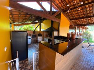 a kitchen with a counter with a stove top oven at Sítio em Porto Feliz - Aconchegante e Ideal para Crianças in Pôrto Feliz