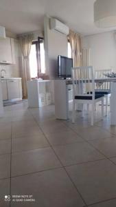 een kamer met een tafel en een stoel en een keuken bij Casa Mare Parco in Montesilvano
