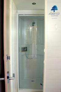 um chuveiro com uma porta de vidro na casa de banho em Mobilhome Sensation Vacances em Sigean