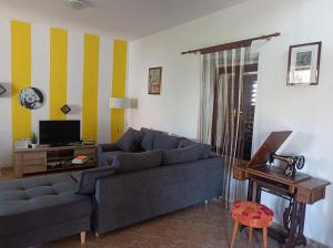 ein Wohnzimmer mit einem Sofa und einem Tisch in der Unterkunft Apartment Tea in Preko
