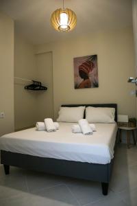 Un dormitorio con una cama grande con dos almohadas blancas. en Azur Deluxe apt., en Pefkohori