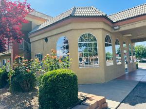 een gebouw met ramen en bloemen in een tuin bij Hotel Zion Inn, Zion National Park Area in Hurricane