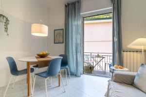 a living room with a table and chairs and a couch at La Casa di Madi in Riomaggiore