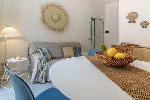 a living room with a couch and a bowl of fruit on a table at La Casa di Madi in Riomaggiore