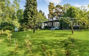 uma casa com um quintal com relva verde em Lovely Home In Hornbk With Kitchen em Hornbæk