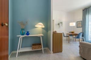 a living room with a table and a blue wall at La Casa di Madi in Riomaggiore