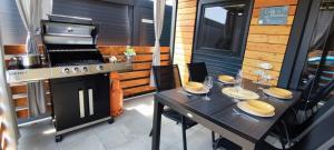 małą kuchnię ze stołem i kuchenką w obiekcie Mobile home - Bokun mora w mieście Privlaka +35 zdjęć