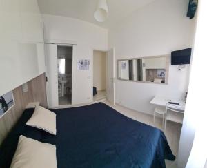 ガリポリにあるAglaia B&Bのベッドルーム(青いベッド1台、デスク付)