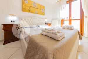 Schlafzimmer mit einem Bett, einem Schreibtisch und einem Fenster in der Unterkunft Villino Montale in Porto Cesareo