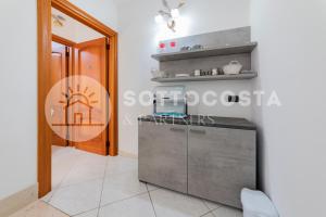 Zimmer mit einer Küche mit einer Theke in der Unterkunft Villino Montale in Porto Cesareo