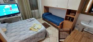 Habitación pequeña con cama y TV. en BB penny en Forlì