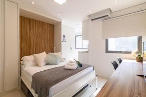 a small bedroom with a bed and a desk at Estúdios Aconchegantes na Vila Mariana in Sao Paulo +13 photos