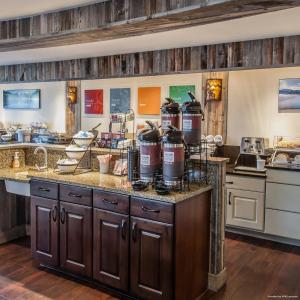 Una cocina grande con encimera con en Quality Inn near Rocky Mountain National Park, en Estes Park