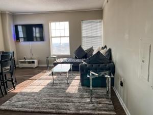 un soggiorno con divano e tavolo di Luxury penthouse apartment a Baltimora