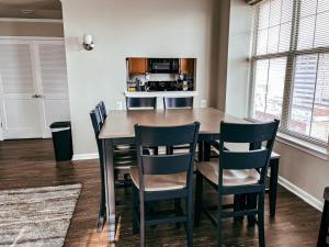 uma cozinha com uma mesa de jantar e cadeiras em Luxury penthouse apartment em Baltimore