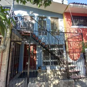 uma casa azul com uma escada em frente em Disfruta de cómodo y bello departamento em Guadalajara
