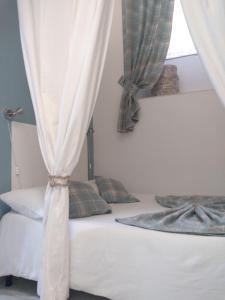 una camera da letto con un letto con una tenda sopra di CASA TONI a Roma