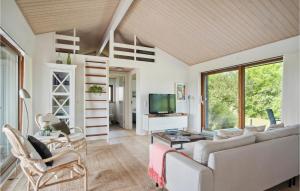 un soggiorno con divano e TV di Amazing Home In Slagelse With Wifi a Slagelse