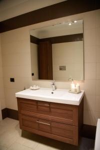 uma casa de banho com um lavatório e um espelho em Residenza Le Chianche em Latiano