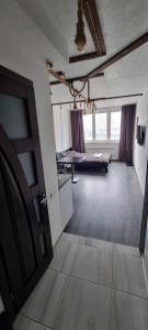 基輔的住宿－VApartments，一个空房间,有床和门