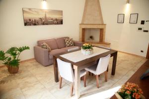 uma sala de estar com uma mesa e um sofá em Residenza Le Chianche em Latiano