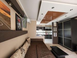 ein Wohnzimmer mit Sofa und Tisch in der Unterkunft 1 кімнатна квартира-студія в новобудові in Czernowitz