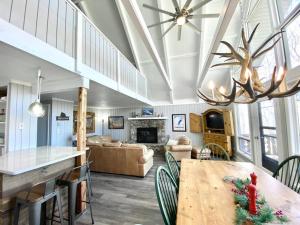 Χώρος καθιστικού στο Cozy Charming Ski Chalet Sleeps 11