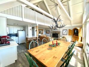 Η κουζίνα ή μικρή κουζίνα στο Cozy Charming Ski Chalet Sleeps 11