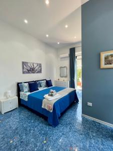 Schlafzimmer mit blauem Bett und blauem Boden in der Unterkunft Il Sogno in Erchie