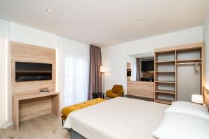 Postel nebo postele na pokoji v ubytování Bacan Serviced Apartments