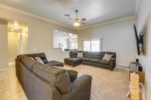 uma sala de estar com dois sofás e um sofá em Beautiful Bullhead City Home Rental with Yard! em Bullhead City