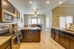 ブルヘッド・シティにあるBeautiful Bullhead City Home Rental with Yard!の大きなキッチン(木製キャビネット付)