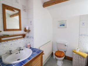 a bathroom with a sink and a toilet at The Cottage in Stratford-upon-Avon