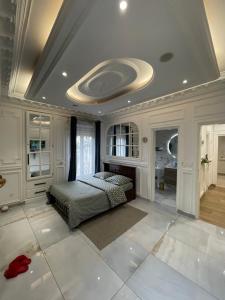 a bedroom with a bed and a large ceiling at EVE HOME in Yaoundé