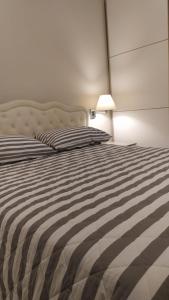 1 cama con edredón de rayas blanco y negro en Casa Clorinda, en Arezzo